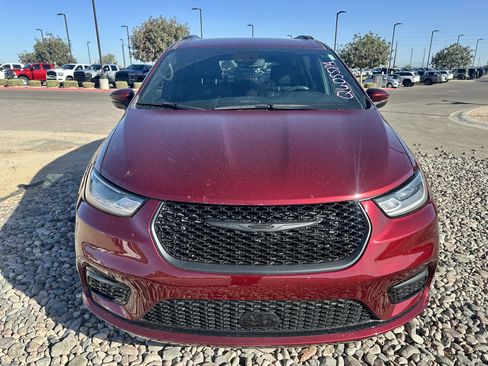 Used 2023 Chrysler Pacifica Touring-L w/ Uconnect Theater Family Group FWD image 8