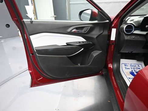 Used 2025 Chevrolet Trax LT w/ LT Convenience Package image 10