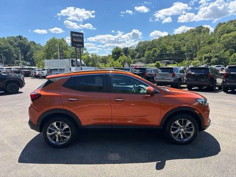 Used 2022 Buick Encore GX Select w/ Advanced Technology Package AWD/4WD image 2