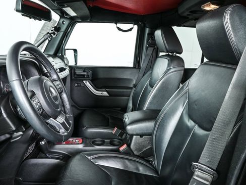 Used 2016 Jeep Wrangler Unlimited Sahara w/ Connectivity Group image 5