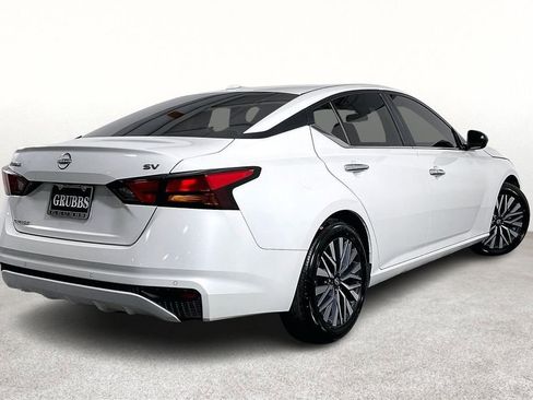 Used 2024 Nissan Altima 2.5 SV image 2
