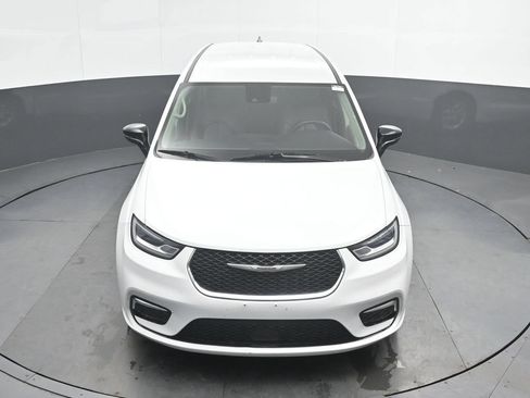 Used 2024 Chrysler Pacifica Touring-L FWD image 33