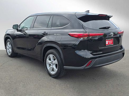 Used 2022 Toyota Highlander L FWD image 6