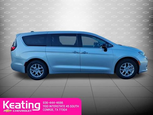 Used 2024 Chrysler Pacifica Touring-L FWD image 4