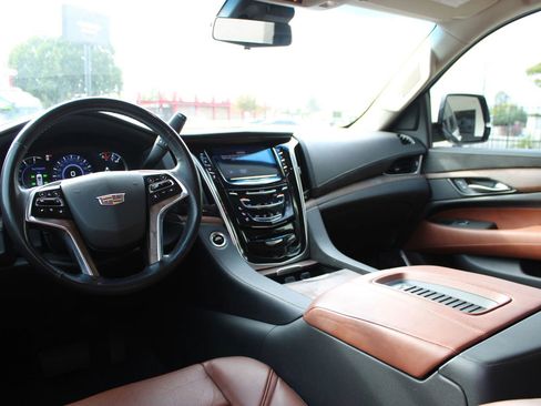Used 2019 Cadillac Escalade Luxury image 32