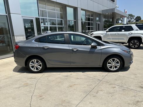 Used 2018 Chevrolet Cruze LT w/ Convenience Package FWD image 10