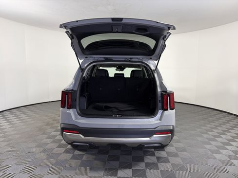 Used 2025 Kia Sorento S w/ Panoramic Sunroof Package image 9