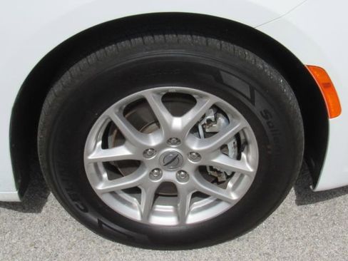 Used 2024 Chrysler Pacifica Touring-L FWD image 10
