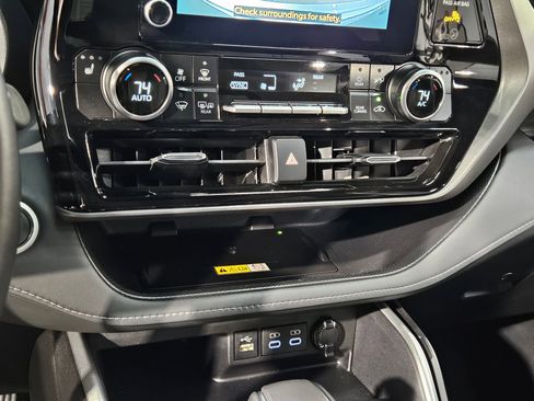 Certified 2025 Toyota Highlander XLE image 32