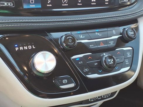 Used 2023 Chrysler Pacifica Touring-L FWD image 29