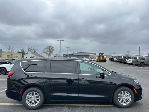 New 2026 Chrysler Pacifica Select FWD image 8