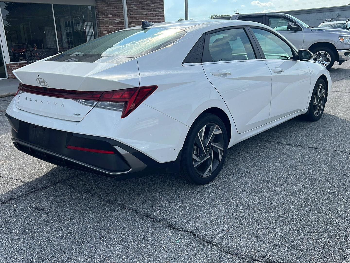 Used 2025 Hyundai Elantra Limited FWD image 5
