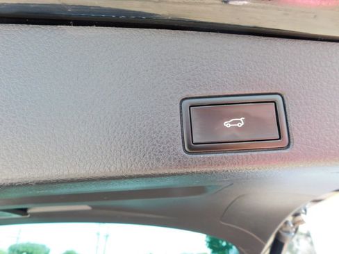 Used 2016 Volkswagen Touareg Sport image 20