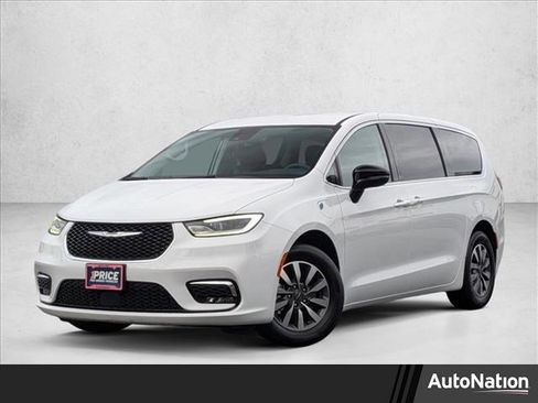 Used 2024 Chrysler Pacifica Select image 1