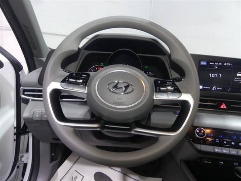Used 2022 Hyundai Elantra SEL FWD image 29
