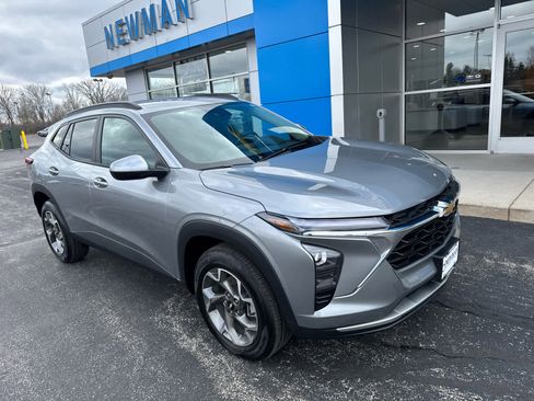 Used 2025 Chevrolet Trax LT w/ Driver Confidence Package image 1