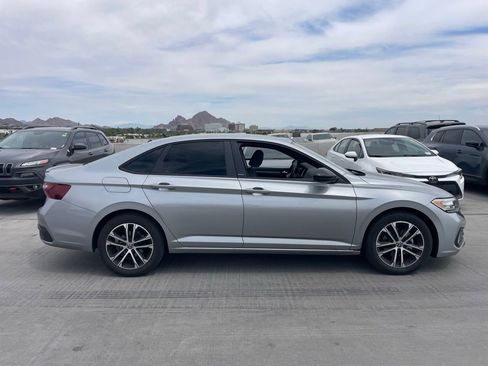 Used 2023 Volkswagen Jetta Sport image 2