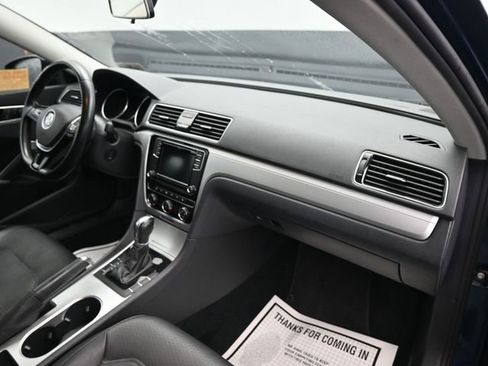 Used 2019 Volkswagen Passat 2.0T Wolfsburg image 9