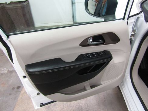 Used 2020 Chrysler Voyager L FWD image 22
