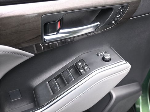 Used 2023 Toyota Highlander Limited image 9