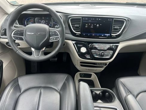 Used 2023 Chrysler Pacifica Touring-L FWD image 3