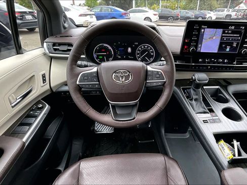 Used 2023 Toyota Sienna Platinum AWD/4WD image 5
