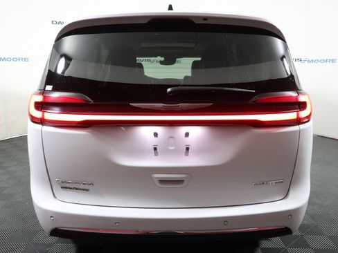 Used 2023 Chrysler Pacifica Limited FWD image 7