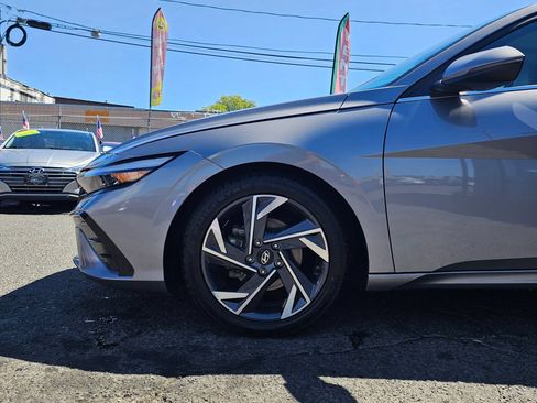 Used 2025 Hyundai Elantra Limited FWD image 6
