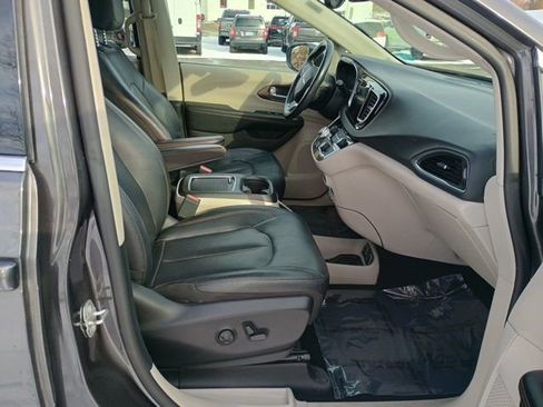 Used 2019 Chrysler Pacifica Touring-L Plus image 15
