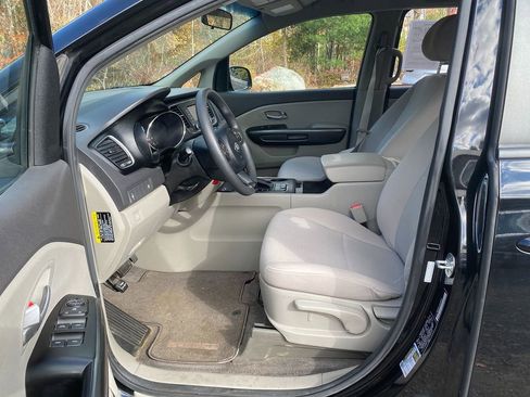 Used 2018 Kia Sedona L image 9