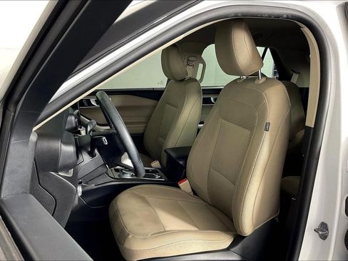 Used 2022 Ford Explorer XLT image 35