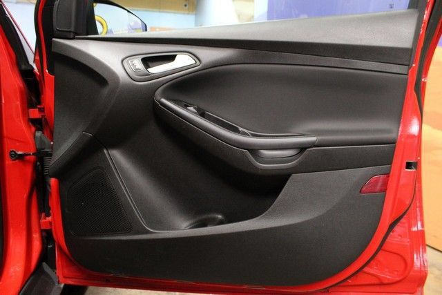 Used 2016 Ford Focus SE w/ SE Winter Package FWD image 9