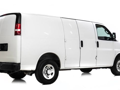 Used 2017 Chevrolet Express 2500 RWD image 3