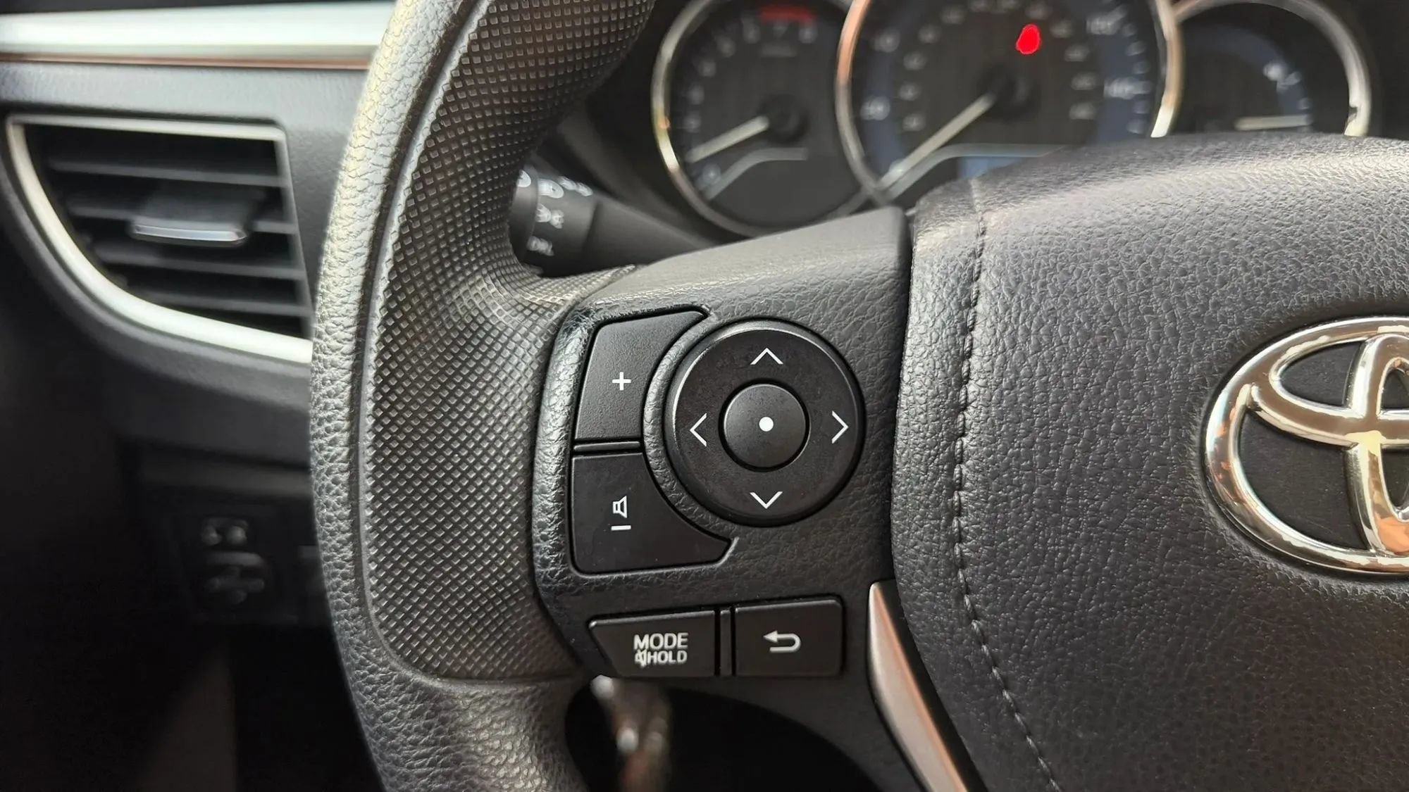 Used 2015 Toyota Corolla LE FWD image 22