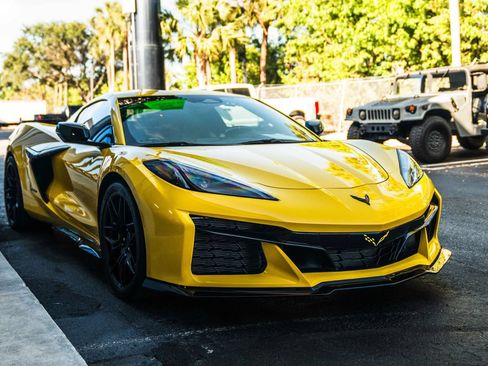 Used 2025 Chevrolet Corvette Z06 RWD image 4