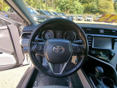 Used 2018 Toyota Camry SE w/ Moonroof Package image 16