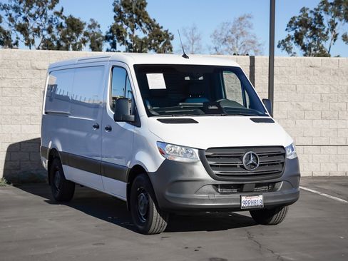 Used 2025 Mercedes-Benz Sprinter 2500 image 3