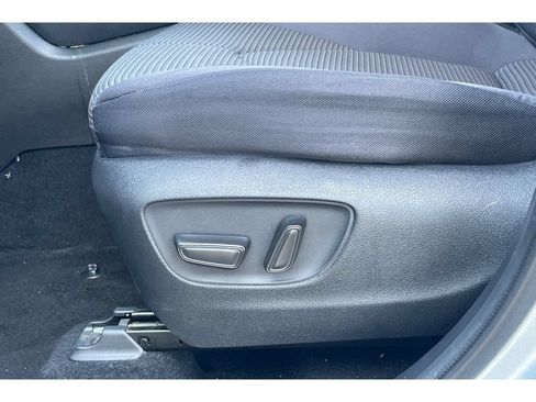 Used 2021 Toyota Highlander LE FWD image 14