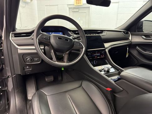 New 2025 Jeep Grand Cherokee Limited w/ Black Appearance Package image 9