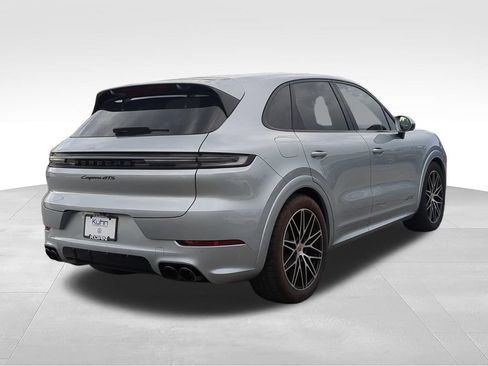 Used 2025 Porsche Cayenne GTS AWD/4WD image 3