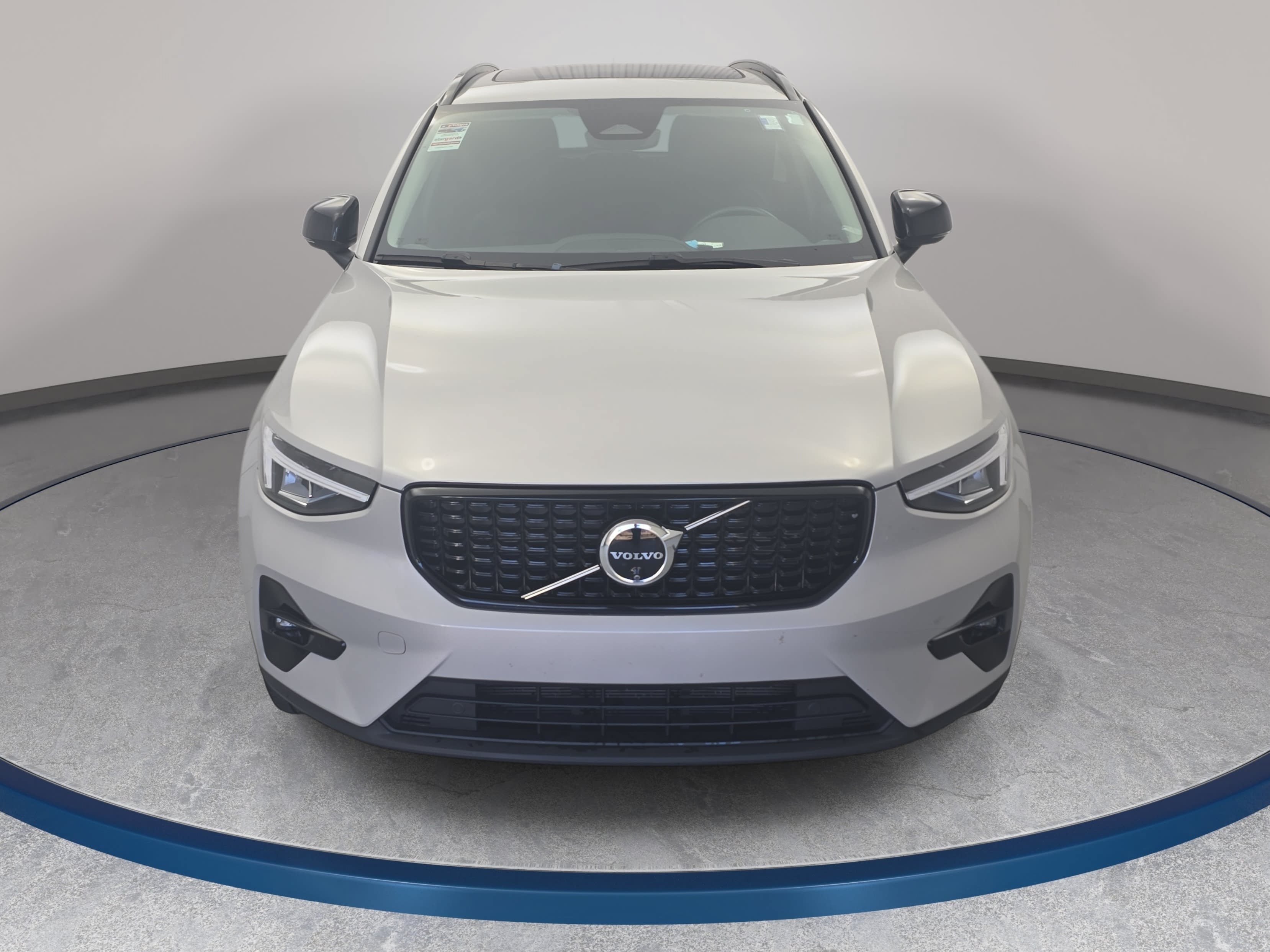Used 2025 Volvo XC40 B5 Plus AWD/4WD image 2