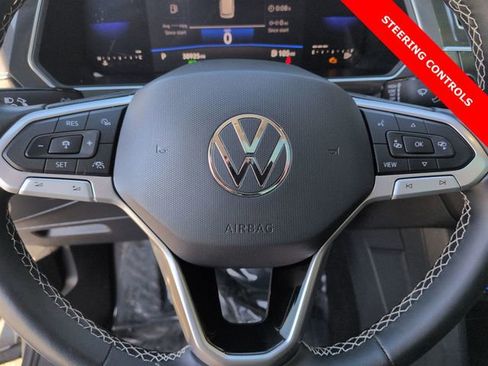 Used 2022 Volkswagen Tiguan SE image 11