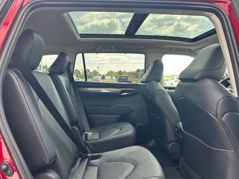 New 2026 Toyota Highlander Platinum image 32