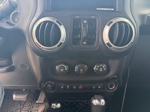 Used 2015 Jeep Wrangler Unlimited Rubicon w/ Connectivity Group AWD/4WD image 6