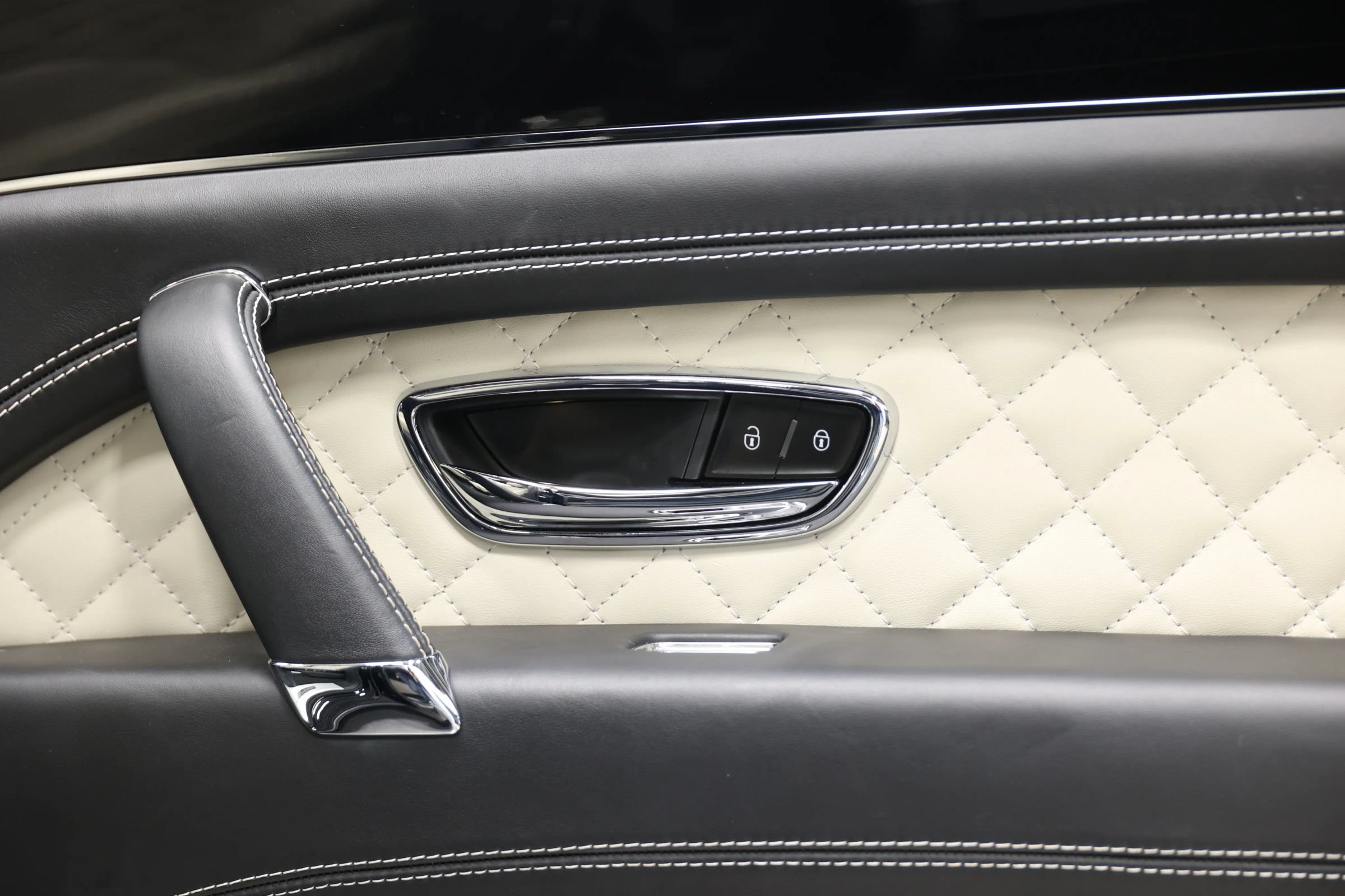 Used 2017 Bentley Bentayga AWD/4WD image 85