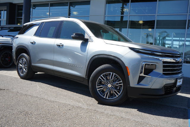 Used 2026 Chevrolet Traverse LT FWD image 1