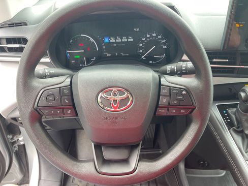 Used 2025 Toyota Sienna LE w/ LE Plus Package FWD image 7