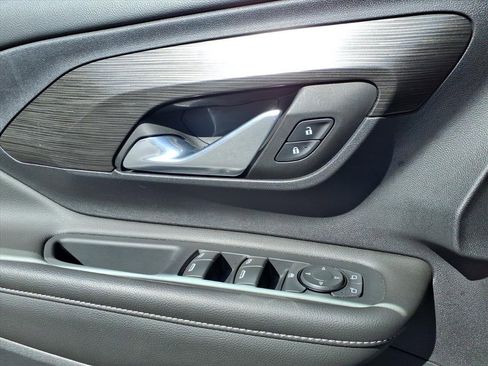 Used 2023 GMC Terrain SLE w/ Driver Convenience Package image 6