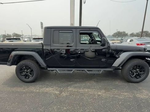 Used 2022 Jeep Gladiator Sport AWD/4WD image 9