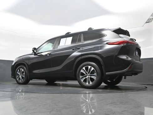 Used 2023 Toyota Highlander XLE AWD/4WD image 31